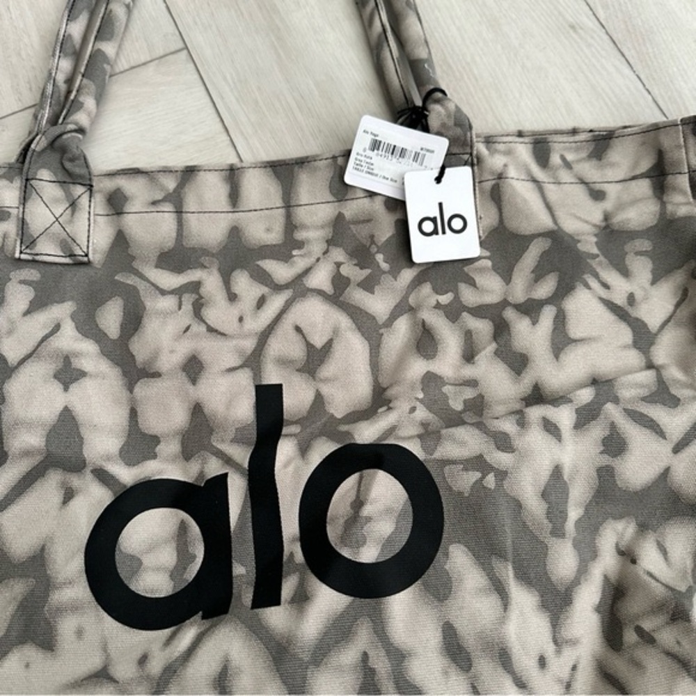 ALO ICONIC TIE DYE SHOPPING TOTE BAG - Picture 2 of 4